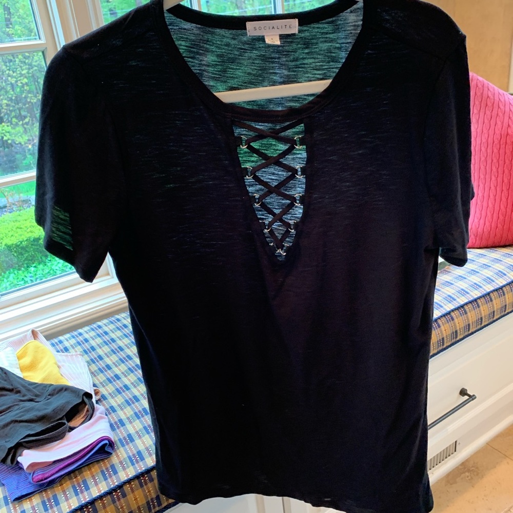 Socialite brand black tee with design🖤🦋